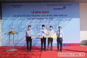 ViettinBank trao tặng 2 xe cứu thương chất lượng cao