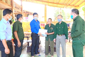 Thăm, tặng quà cho cựu thanh niên xung phong có hoàn cảnh khó khăn