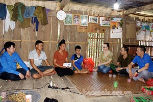 Trao quà học sinh khuyết tật vượt khó học giỏi