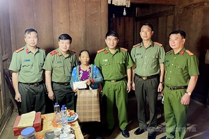 Đồng chí Giám đốc Công an tỉnh thăm, tặng quà các gia đình liệt sỹ