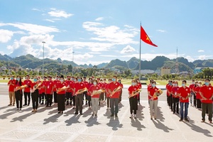 Các chiến sỹ Hành trình đỏ dâng hoa Tượng đài Bác Hồ với đồng bào các dân tộc Tây Bắc