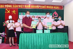 Ký kết hợp đồng tín dụng cho vay không lãi suất đối với doanh nghiệp ảnh hưởng dịch COVID-19