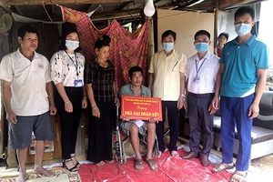 Thành phố trao nhà đại đoàn kết cho 2 hộ nghèo