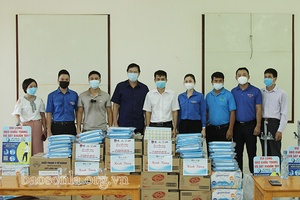 Thăm, tặng quà các lực lượng tham gia phòng, chống dịch bệnh COVID-19 