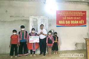 Bàn giao nhà Đại đoàn kết tại tiểu khu Pa Khen