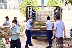 Đội Quản lý thị trường số 4 tặng quà trên địa bàn huyện Phù Yên