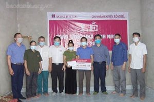 Bàn giao nhà “Mái ấm nông dân” cho hội viên nghèo