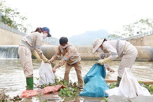 Những lao công gồng mình trong đại dịch