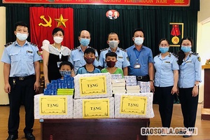 Thăm và tặng quà Trung tâm Bảo trợ xã hội tỉnh