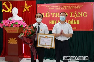 Đảng ủy Sở Tài Nguyên và Môi trường: Lễ trao tặng Huy hiệu Đảng 30 năm