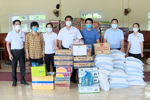 Ủng hộ nhân dân huyện Phù Yên phòng chống Covid-19