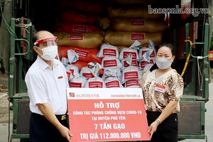 Agribank Chi nhánh Sơn La ủng hộ huyện Phù Yên 7 tấn gạo