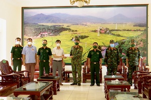 Phù Yên tặng quà các đơn vị thực hiện công tác phòng, chống dịch 