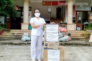 Tặng mặt nạ chống giọt bắn cho lực lượng phòng chống dịch