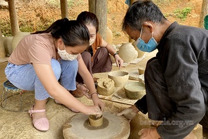 Trải nghiệm làm gốm truyền thống ở Mường Chanh