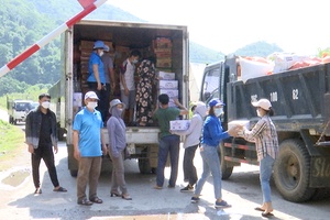 Ủng hộ nhu yếu phẩm cho nhân dân huyện Phù Yên