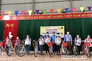 Thăm, tặng 10 xe đạp cho học sinh có hoàn cảnh khó khăn