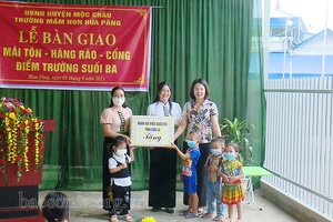 Bàn giao công trình quà tặng cho điểm trường mầm non bản Suối Ba 