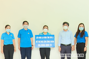 LĐLĐ tỉnh: Thăm chốt kiểm soát dịch Covid-19 và trao nhà mái ấm công đoàn