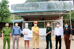 Thuận Châu tặng quà lực lượng làm nhiệm vụ phòng, chống dịch Covid-19