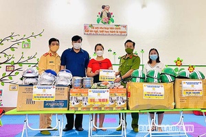 Tặng quà cho Trường mầm non ở xã biên giới