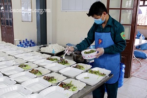 Những “anh nuôi” trong khu cách ly