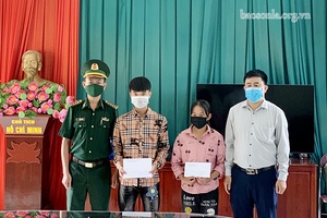 Trao kinh phí cho học sinh có hoàn cảnh khó khăn vùng biên giới