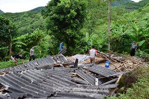 Giông lốc làm sập 1 nhà ở xã Mường Bú