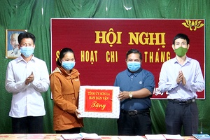 Đồng chí Trưởng Ban Dân vận Tỉnh ủy dự sinh hoạt tại Chi bộ bản Hồ Sen