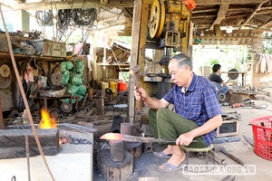 Người giữ lửa nghề rèn ở bản Nhất Bó Lạnh