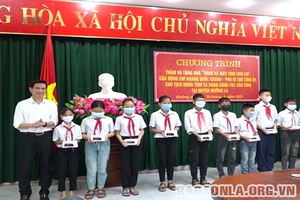 Đồng chí Chủ tịch UBND tỉnh thăm và tặng quà Chương trình “Sóng và máy tính cho em” tại huyện Mường La