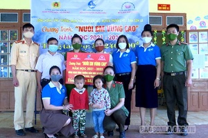 Ủng hộ 53 triệu đồng thực hiện Chương trình "Nuôi em vùng cao" tại xã Nậm Lầu