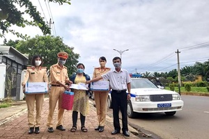 Hỗ trợ một phụ nữ dân tộc Mông trở về quê từ vùng dịch bị lạc người thân