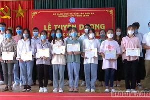 Tuyên dương giáo viên, học sinh đạt thành tích cao trong kỳ thi tốt nghiệp THPT 2021