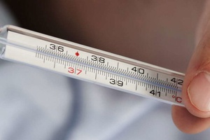 F0 điều trị tại nhà nên đo nhiệt độ vào thời điểm nào trong ngày?
