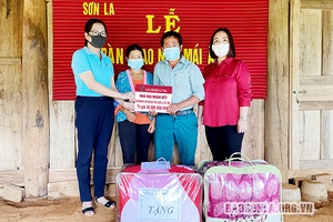 Bàn giao nhà “Mái ấm tình thương” cho hội viên phụ nữ nghèo xã Pá Lông