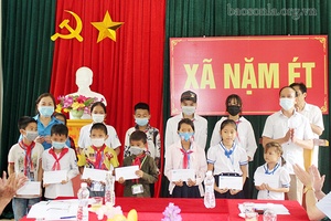 Đảng bộ Khối các cơ quan và doanh nghiệp tỉnh giúp đỡ xã Nặm Ét