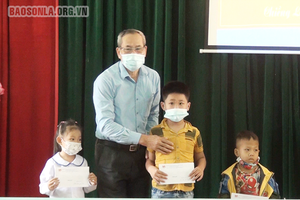 Tặng học bổng cho học sinh khuyết tật 