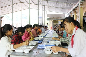 Nặm Ét làm tốt công tác nấu ăn cho học sinh bán tru