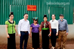 Thành phố gắn biển 12 nhà "Đại đoàn kết" cho hộ nghèo