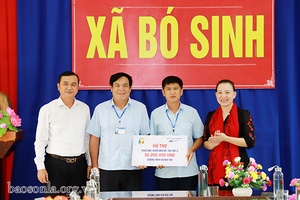 Báo Sơn La trao 50 triệu đồng hỗ trợ xóa nhà tạm tại xã Bó Sinh
