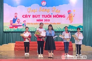 100 học sinh tham gia Trại sáng tác "Cây bút tuổi hồng"