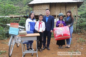 Hội đồng Đội tỉnh tặng quà học sinh có hoàn cảnh khó khăn