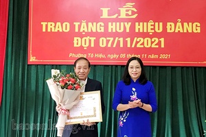 Đảng bộ Thành phố trao Huy hiệu Đảng cho đảng viên