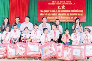 Đồng chí Bí thư Tỉnh ủy trao Quỹ an sinh xã hội tại xã Tân Hợp 