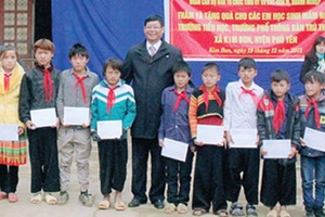 Ban Tổ chức Tỉnh ủy thăm và tặng quà tại xã Kim Bon 
