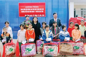Các đồng chí lãnh đạo tỉnh thăm, tặng quà học sinh bán trú xã Hua Nhàn
