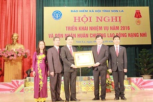 Bảo hiểm xã hội tỉnh: Triển khai công tác năm 2016 và đón nhận Huân chương Lao động hạng Nhì