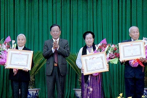 Thành ủy: Trao Huy hiệu Đảng đợt 3-2