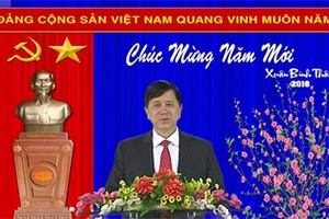 Đồng chí Chủ tịch UBND tỉnh chúc mừng năm mới Bính Thân